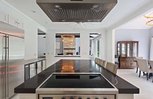 Norwalk House | Spacious 7-bedroom house in delightful Norwalk with AC