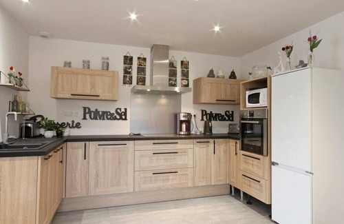 Le Cercueil Cottage | Gite Le Cercueil: Ideal Family Retreat with Spa & Kitchen