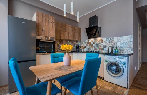 Avlabari Apartment | Elegant Apartment Steps from City Center – Rated 9/10