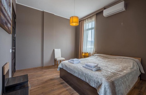 Avlabari Apartment | Elegant Apartment Steps from City Center – Rated 9/10