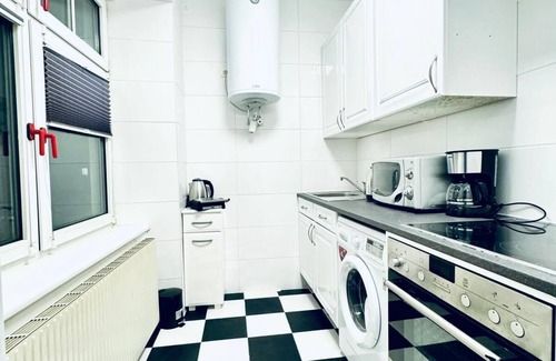 Meidling Apartment | Spacious 7BR Apartment Prime Location