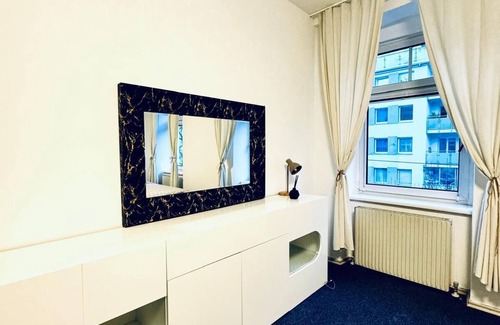 Meidling Apartment | Spacious 7BR Apartment Prime Location