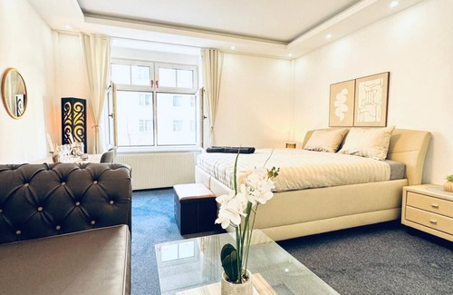 Meidling Apartment | Spacious 7BR Apartment Prime Location