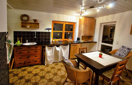 Burgthann Apartment | Idyllic 98sqm Vacation Home with Kitchen & Breakfast