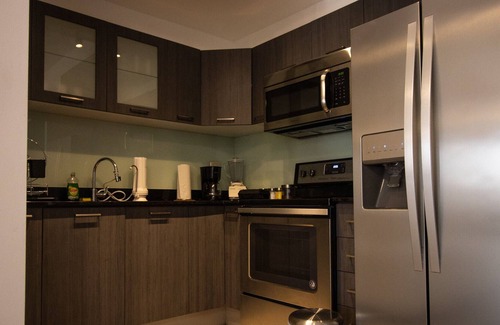 Zona 10 Apartment | Modern Apartment for 6 with Parking, Near the Airport