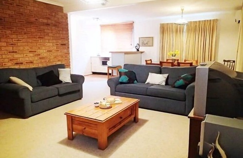 Jindabyne House | Ideal Group Retreat with Pool & Spa in Town Center