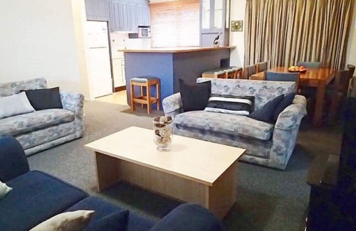 Jindabyne House | Ideal Group Retreat with Pool & Spa in Town Center