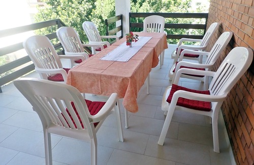 Starigrad Apartment | Ideal Retreat for Families with Pool and Kitchen Amenities