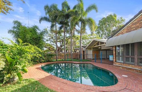 Robertson House | Spacious Affordable 7B3B 2 Living Pool Yard and Mall