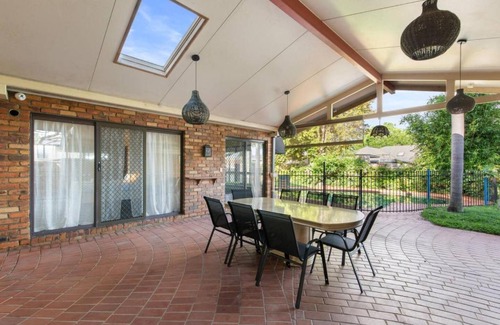 Robertson House | Spacious Affordable 7B3B 2 Living Pool Yard and Mall