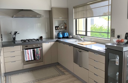 Ahuriri Villa | Spacious Ahuriri Villa 100 metres from the beach. Walk to Cafe's, Bars, shops.