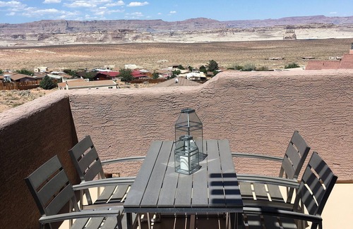 Greenehaven House | Bright Lake Powell Townhouse with Pool & Ocean Views