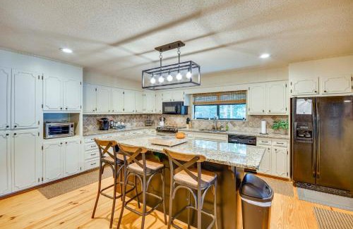 Alexander City House | Inviting Alexander City Retreat with Private Dock Access
