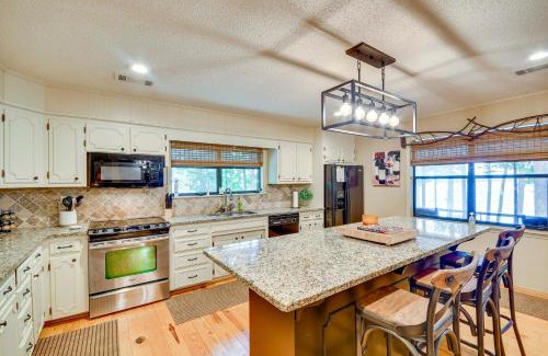 Alexander City House | Inviting Alexander City Retreat with Private Dock Access