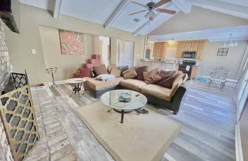 Slidell House | Bright 5BD Retreat with Jacuzzi, Rated 10/10 by Guests