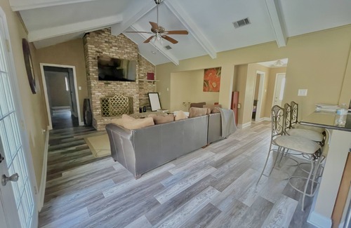 Slidell House | Bright 5BD Retreat with Jacuzzi, Rated 10/10 by Guests
