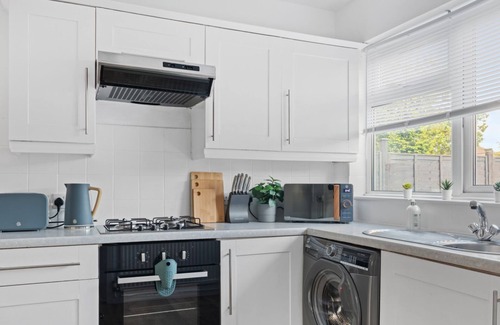Chilwell House | Spacious and Bright Home | Perfect for Contractors