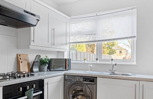 Chilwell House | Spacious and Bright Home | Perfect for Contractors