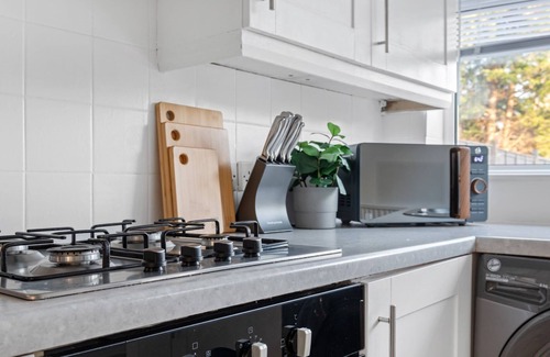Chilwell House | Spacious and Bright Home | Perfect for Contractors