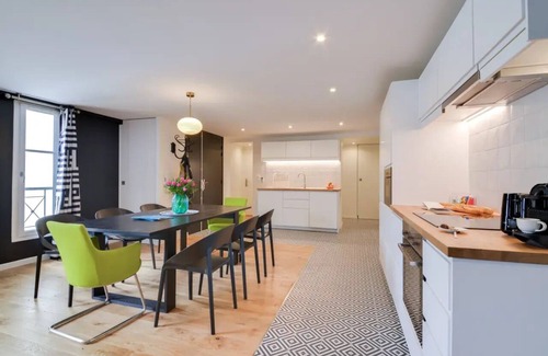 9th Arrondissement Apartment | Spacious and bright with balcony and views! up to 8!