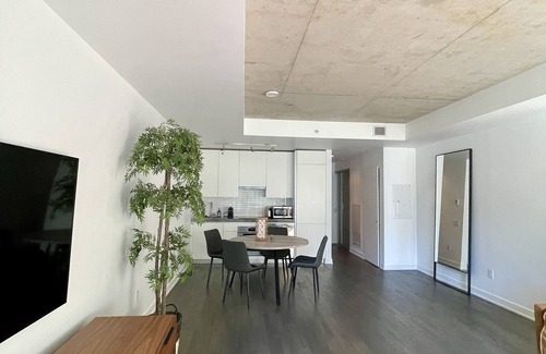 Fort York Condo | Stylish King West Condo with Child-Friendly Amenities