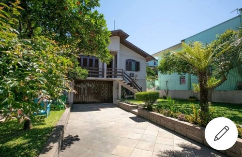 Santa Rita House | Cozy Top Floor House Near Attractions, Pet and Child Friendly