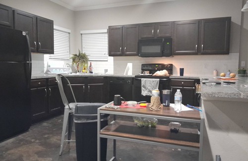 South Side House | Comfortable 3-Bedroom Townhouse Ideal for Families with Pets