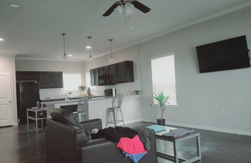 South Side House | Comfortable 3-Bedroom Townhouse Ideal for Families with Pets