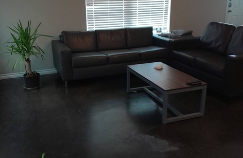 South Side House | Comfortable 3-Bedroom Townhouse Ideal for Families with Pets