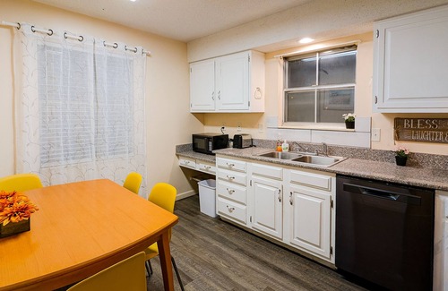 Overland Park House | Cozy 3-Bedroom House with Spa in Overland Park