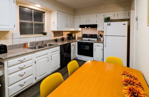 Overland Park House | Cozy 3-Bedroom House with Spa in Overland Park