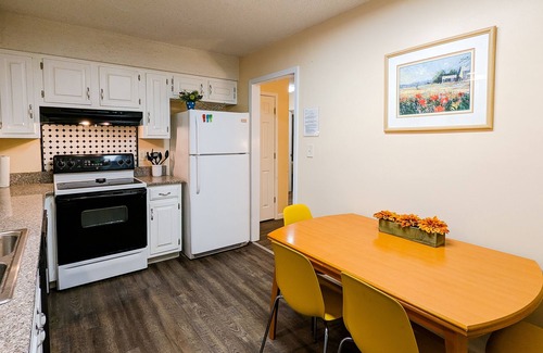 Overland Park House | Cozy 3-Bedroom House with Spa in Overland Park