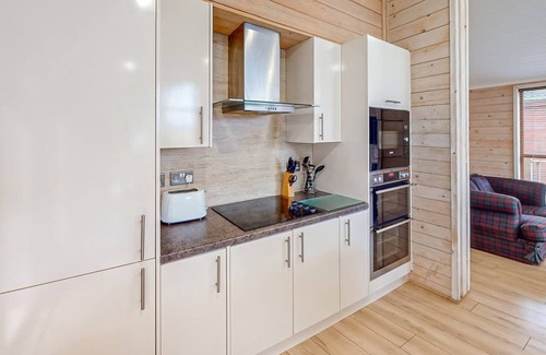King's Lynn Ski Chalet | Modern Lodge Perfect for Family Getaways and Breakfast Included