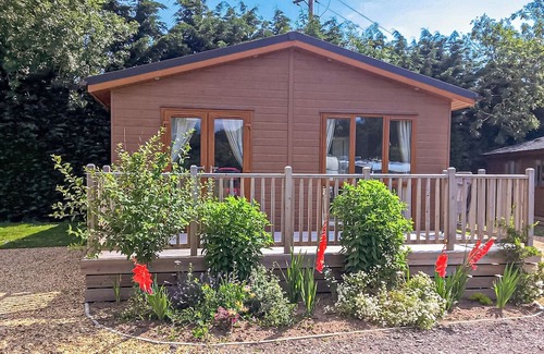 King's Lynn Ski Chalet | Modern Lodge Perfect for Family Getaways and Breakfast Included