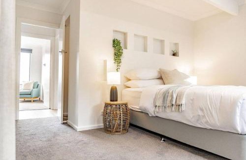 Bicheno House | Convenient Family Haven - Discover Azure Retreat Today