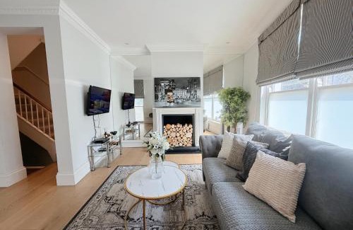 Churchill Villa | Cozy 3BR House in London's Vibrant Heart - Rated 9/10!
