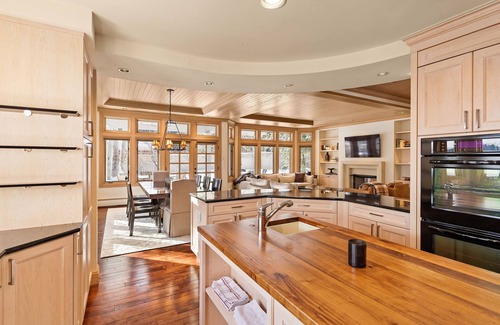 Aspen House | Inviting 5,000sf Retreat Near Downtown - Pet & Child Friendly
