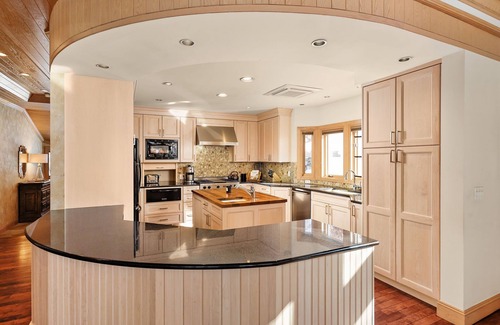 Aspen House | Inviting 5,000sf Retreat Near Downtown - Pet & Child Friendly