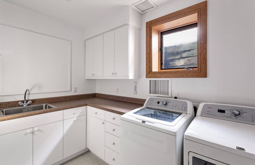Aspen House | Inviting 5,000sf Retreat Near Downtown - Pet & Child Friendly