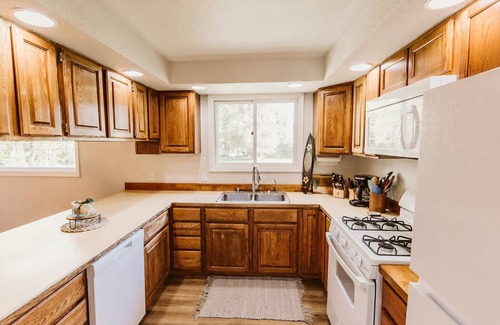 Palmer House | Elegant Home in Palmer with Mountain Views & Pool Access