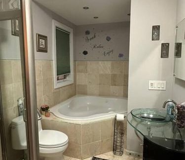 Malden Apartment | Cozy Getaway Near T-Station with Oceanfront Amenities