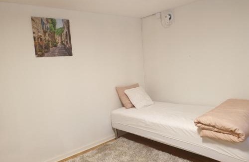 Lund House | Cozy Semi-Basement Retreat for Family-Friendly Getaways