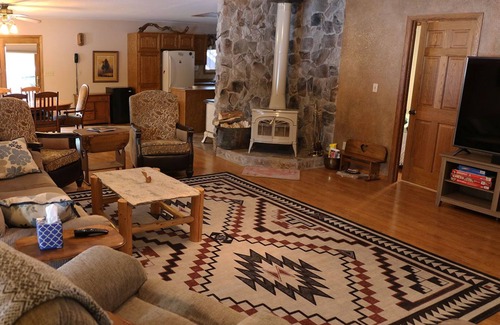 Gibbonsville House | Cozy Cabin Retreat near Lost Trail - Guest Rated 10/10