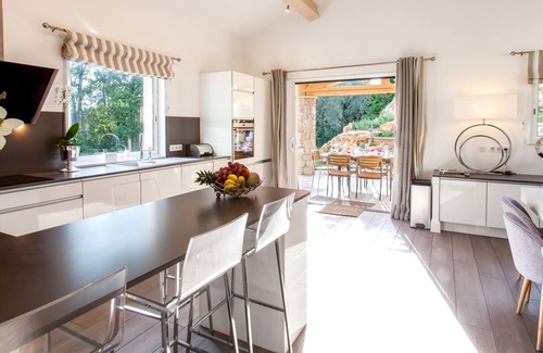 Chateauneuf-Grasse Villa | Modern 4 Bedroom Escape with Private Pool & Breakfast