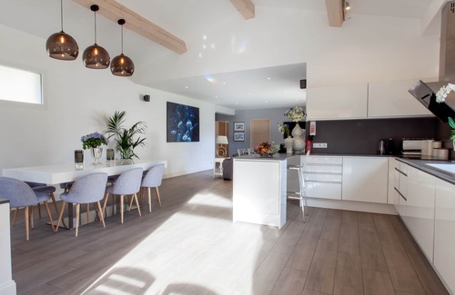 Chateauneuf-Grasse Villa | Modern 4 Bedroom Escape with Private Pool & Breakfast