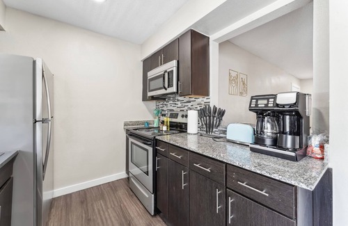 Riverside Apartment | Spacious and Fun King Bed 2BR w Pool 5 Min to DT
