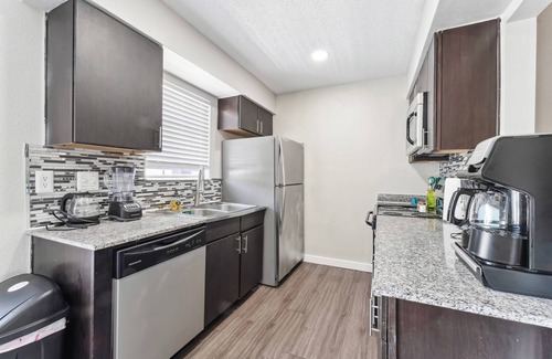 Riverside Apartment | Spacious and Fun King Bed 2BR w Pool 5 Min to DT