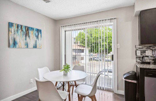 Riverside Apartment | Spacious and Fun King Bed 2BR w Pool 5 Min to DT