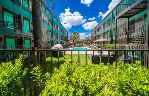 Riverside Apartment | Spacious and Fun King Bed 2BR w Pool 5 Min to DT