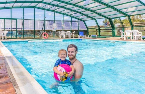 Axminster House | Cozy 12ft-Wide Caravan with Pool, Spa & Family Amenities